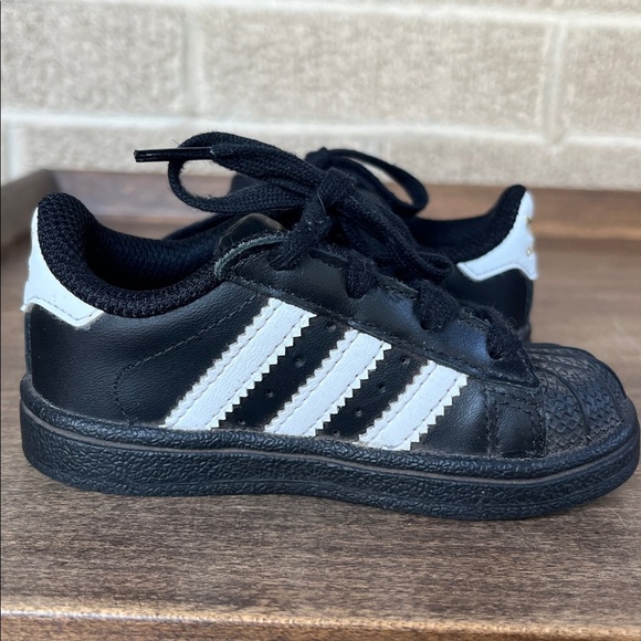 Adidas Black and White Superstar Sneakers Size 5 - Picture 5 of 9